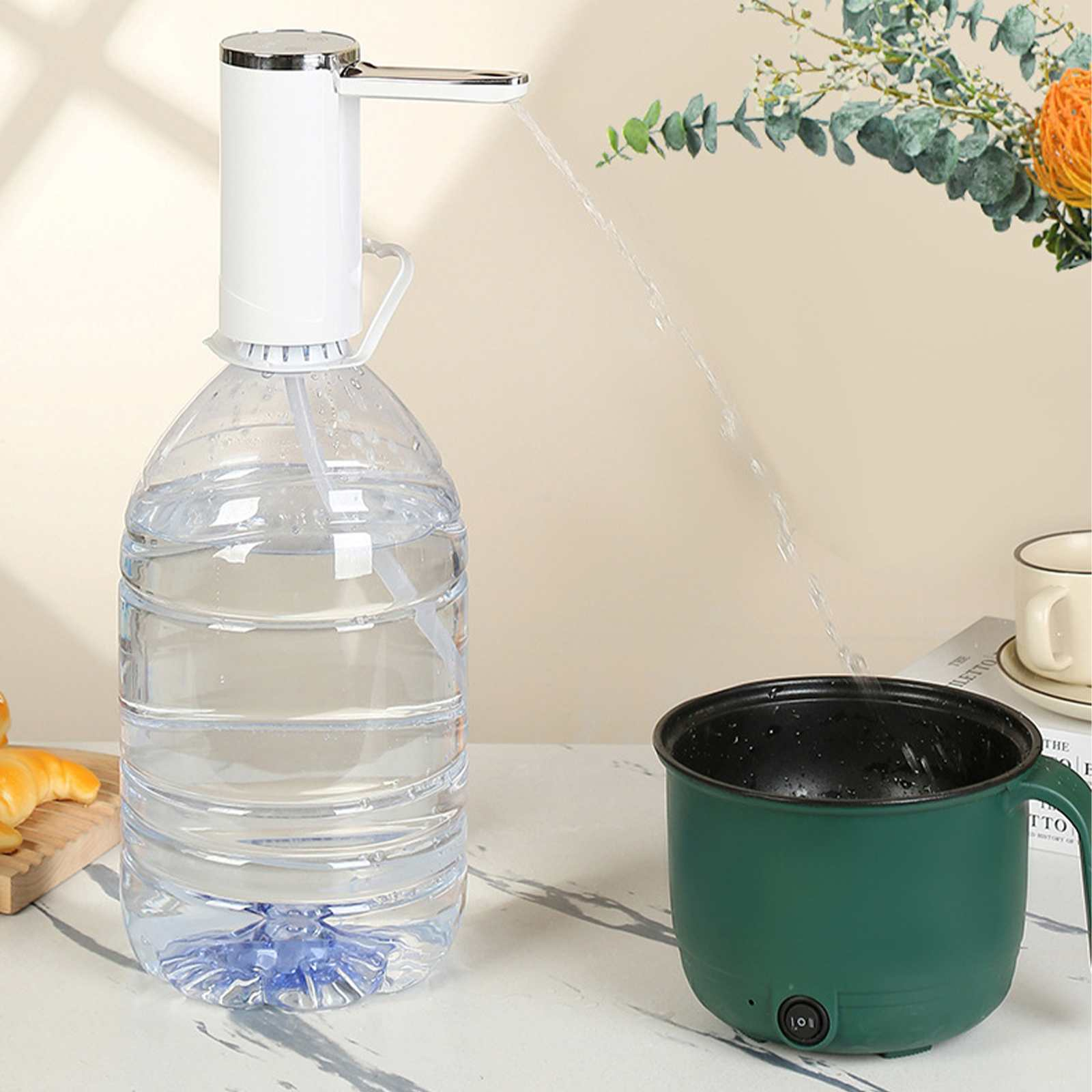 Ein Wasserspender gießt Wasser in einen grünen Topf. Eine volle Wasserflasche steht auf dem Tisch.