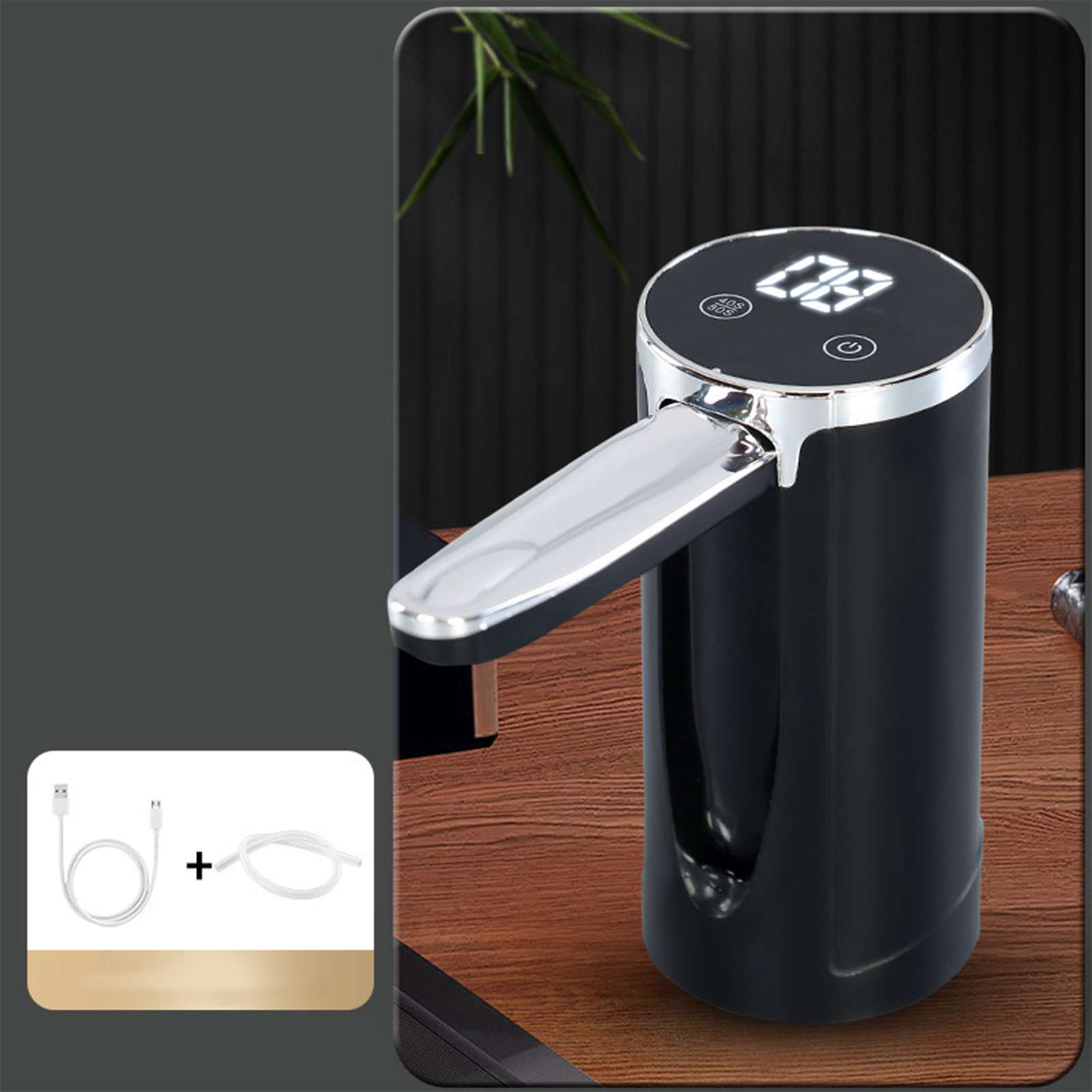 Schwarzer Wasserspender mit silbernem Ausguss. Er hat ein digitales Display und steht auf einer Holzoberfläche. Unten befindet sich ein USB-Kabel.