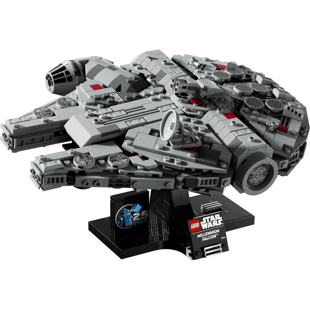 Un modelo Lego Star Wars Halcón Milenario. La nave es gris con detalles en negro y rojo. Se encuentra sobre un soporte negro con el logo de Star Wars.