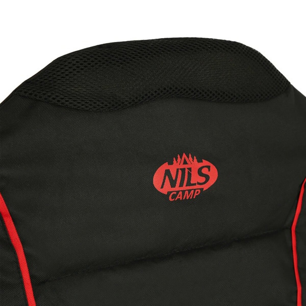 Nahaufnahme eines schwarzen Campingstuhl-Rückens. Mit rotem Logo 'NILS CAMP' und roter Zierleiste. Oberteil hat schwarzes Netz.