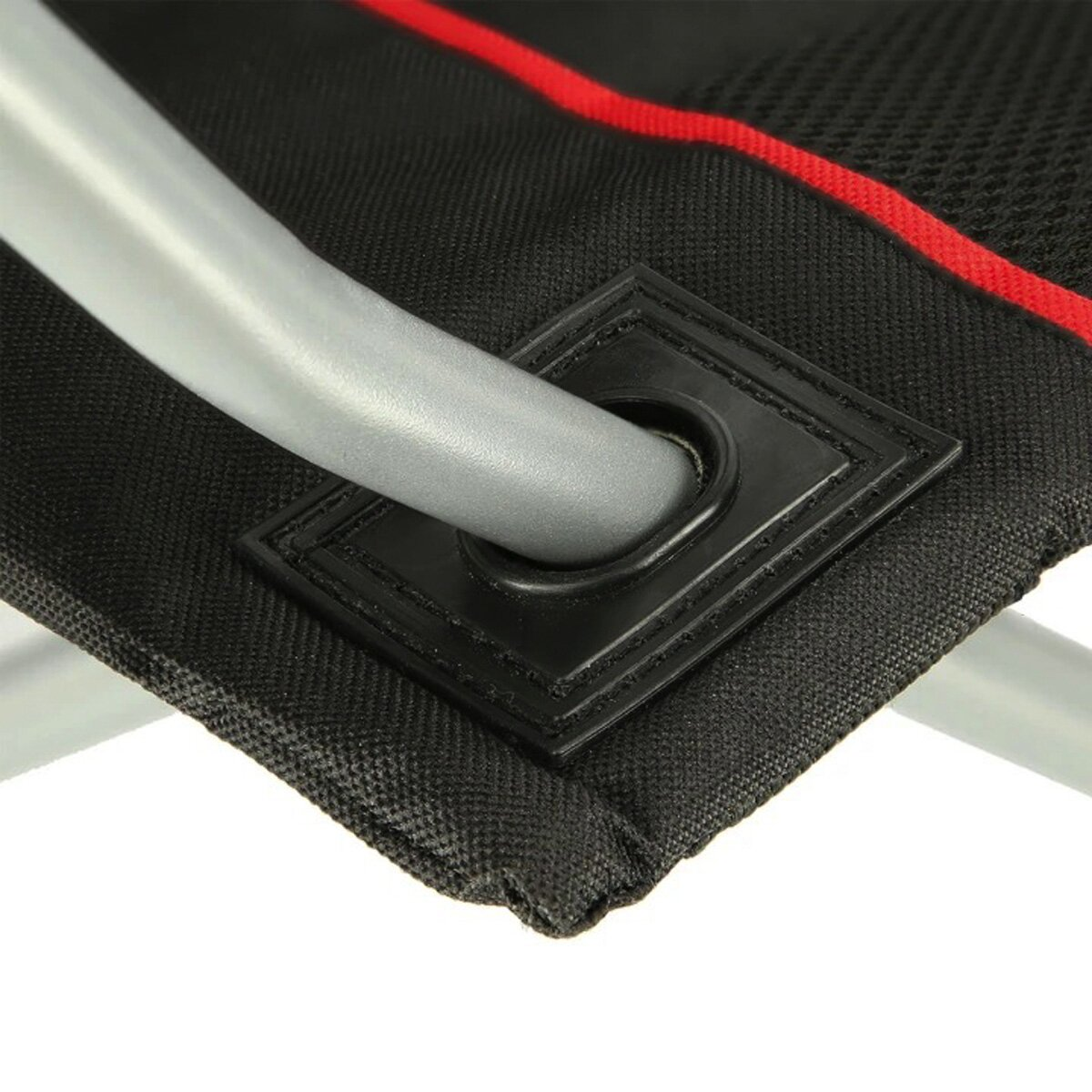 Nahaufnahme eines schwarzen Stoffes mit rotem Streifen und einem metallisch grauen Rahmen. Ein schwarzes Quadrat hält den Rahmen.