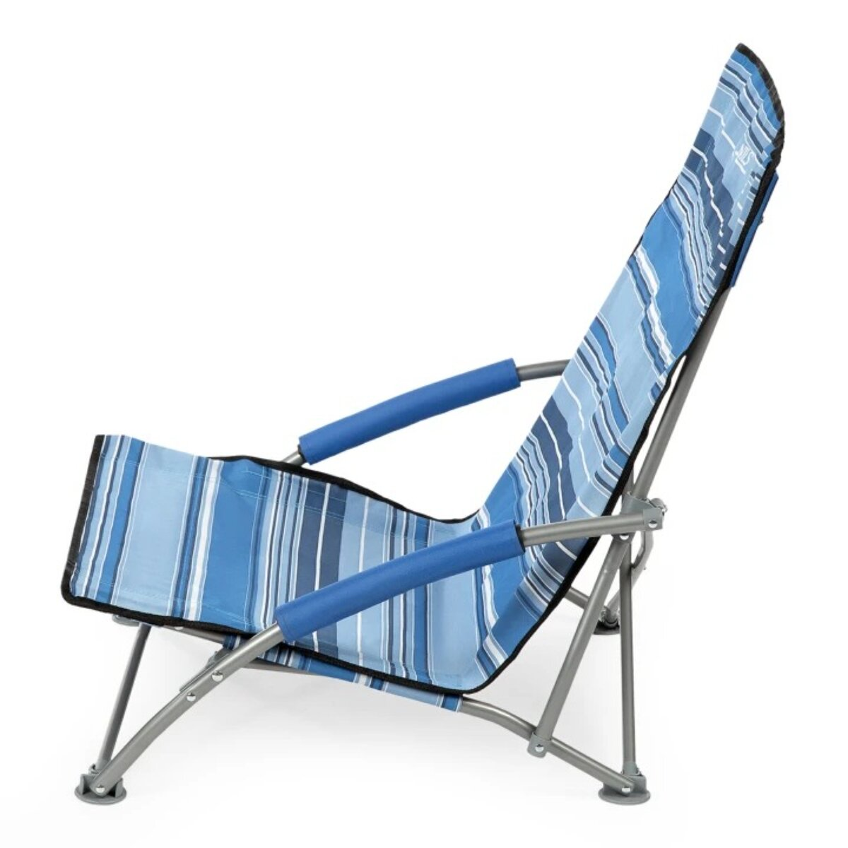 Ein blau-weiß gestreifter Strandstuhl mit Armlehnen, im Profil vor weißem Hintergrund gezeigt.