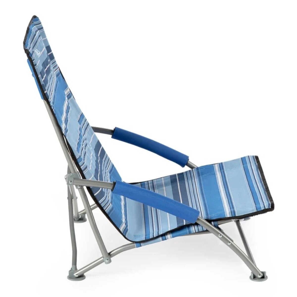 Ein blau gestreifter Strandstuhl von der Seite. Er hat blaue Armlehnen und ein silbernes Metallgestell auf weißem Hintergrund.