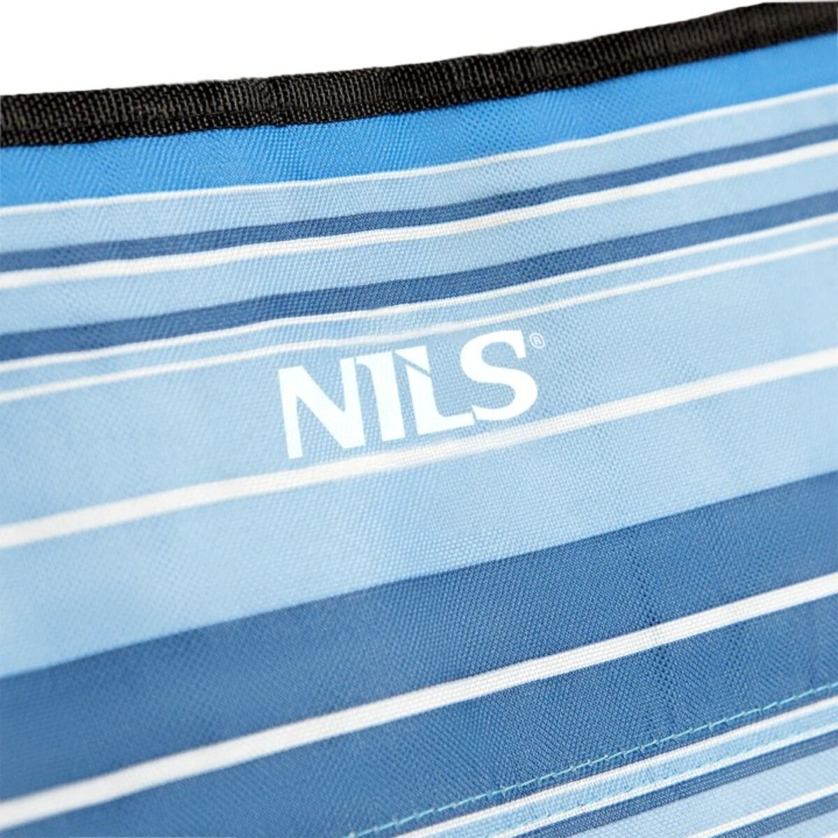 Nahaufnahme eines blau-weiß gestreiften Stoffes mit dem weißen Wort "NILS". Am oberen Rand befindet sich ein schwarzer Rand.