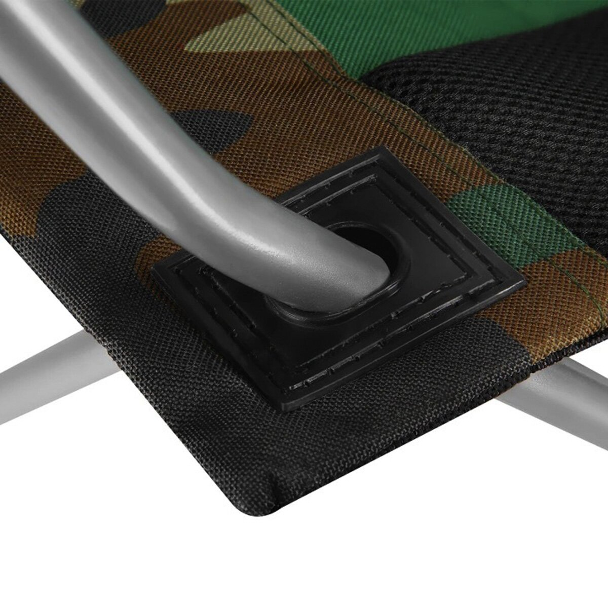 Nahaufnahme eines Klappstuhls. Der Stuhl hat einen Stoff mit Camouflagemuster, ein Metallgestell und schwarze Kunststoffdetails.