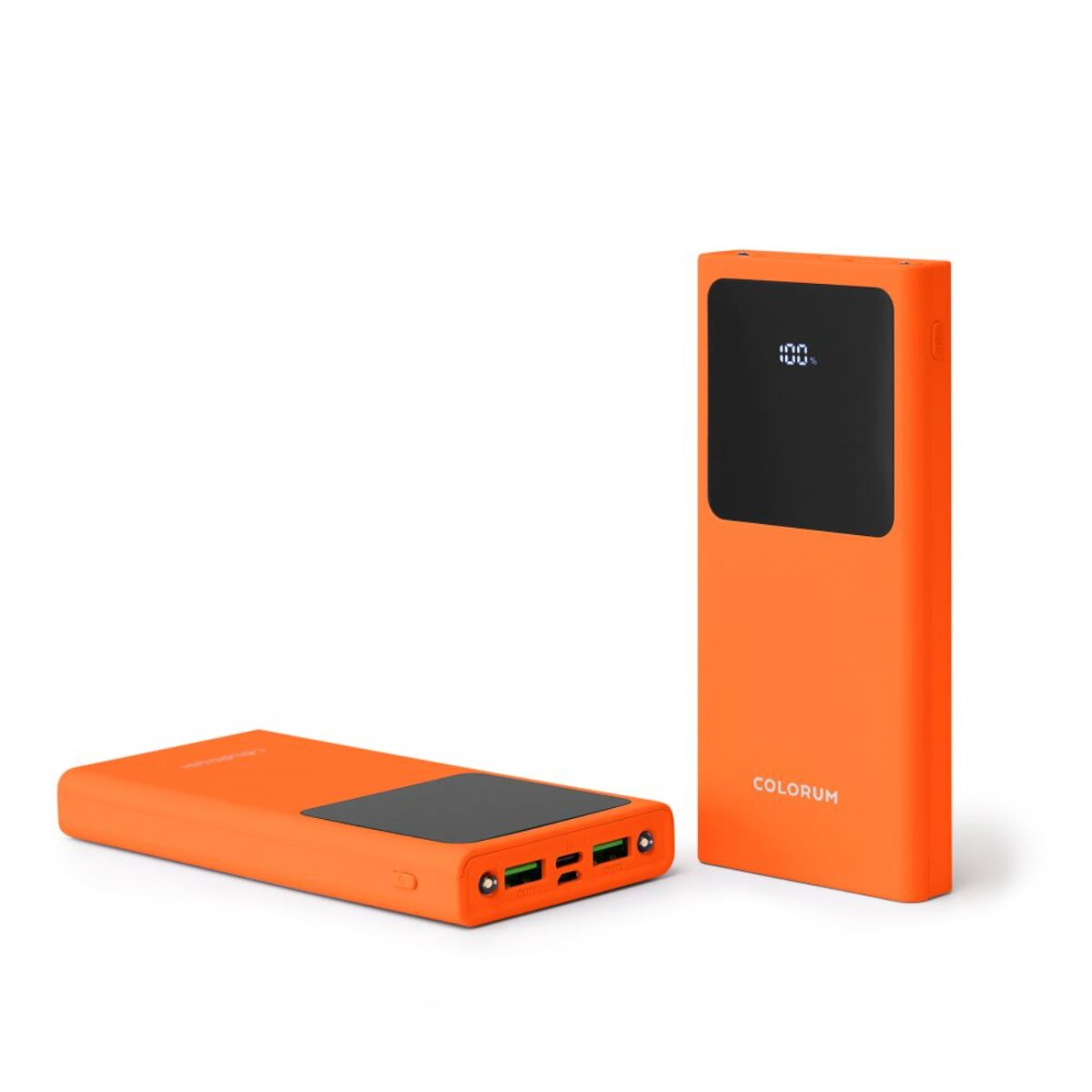 Zwei orangefarbene Powerbanks auf weißem Hintergrund. Eines im Stehen zeigt einen schwarzen Bildschirm mit 100%. Das andere liegt.