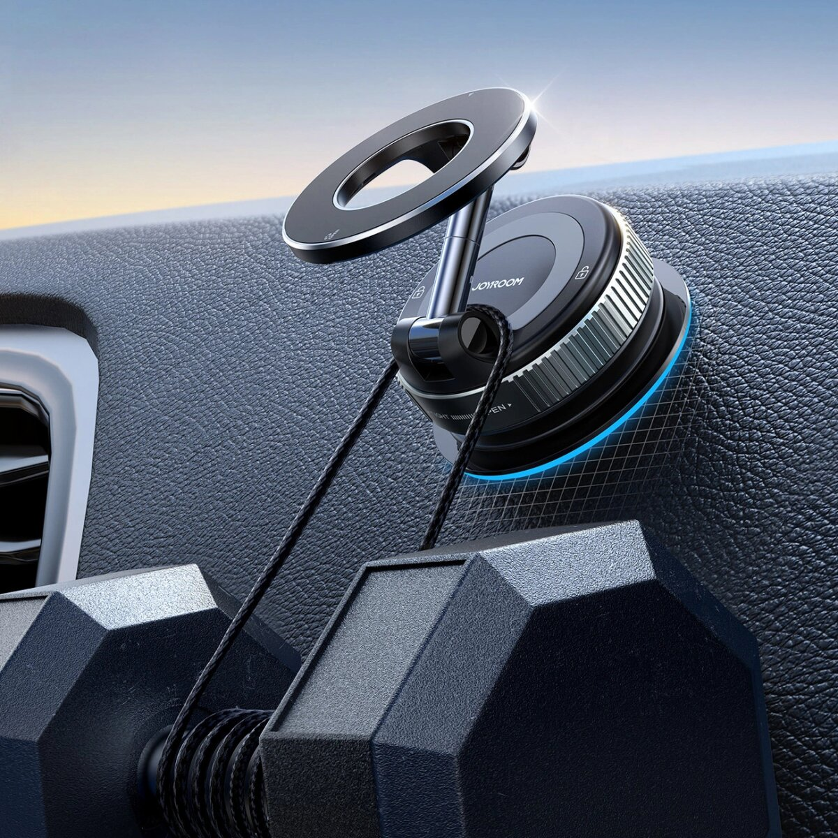 Un support de téléphone de voiture avec anneau circulaire et ventouse, monté sur le tableau de bord, avec lumière bleue.
