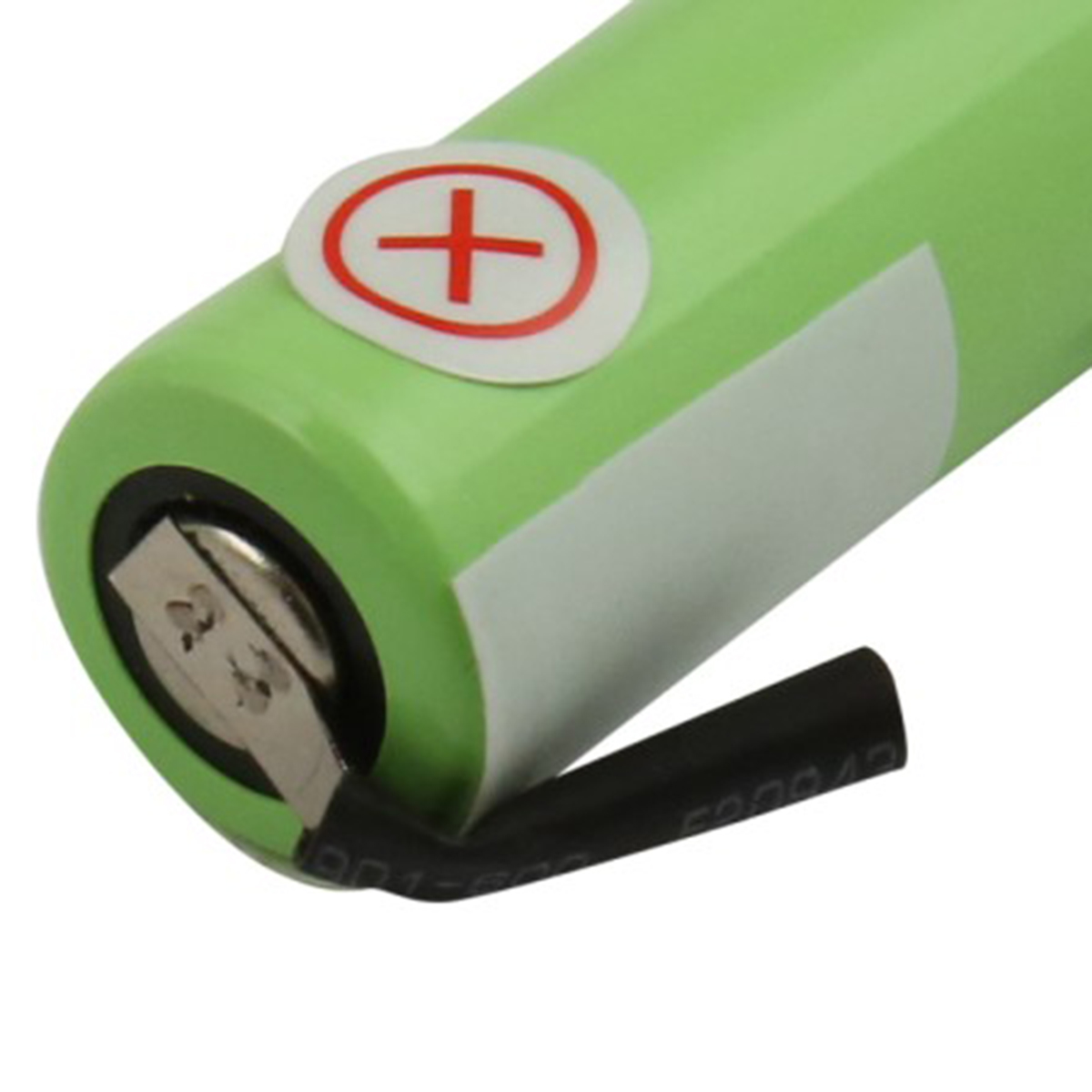 Una batteria verde con un'etichetta bianca e un segno più rosso. Un filo nero è collegato alla batteria.