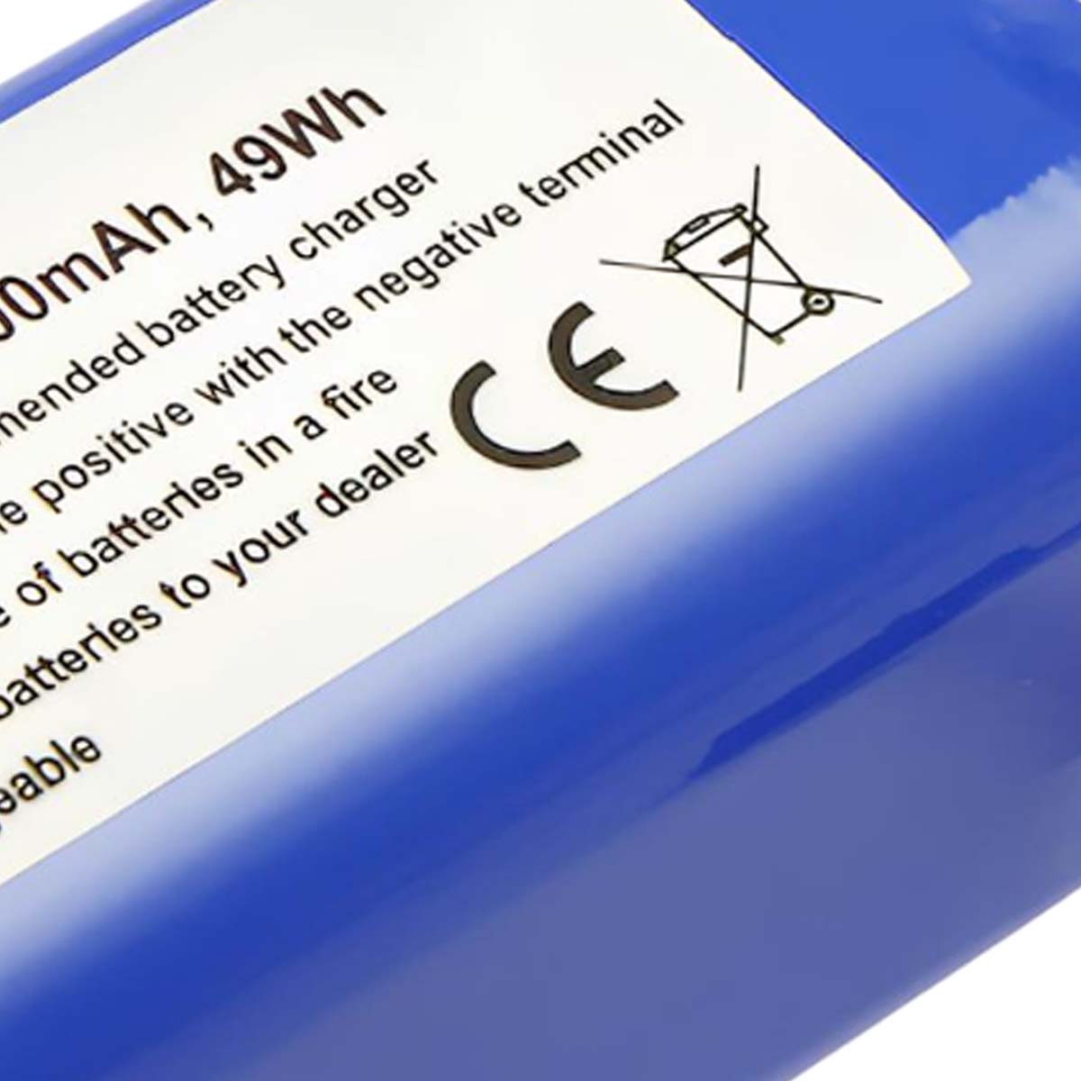 Nahaufnahme einer blauen Batterie mit weißem Etikett. Text enthält '0mAh, 49Wh', 'CE'-Zeichen und ein durchgestrichenes Müllsymbol.