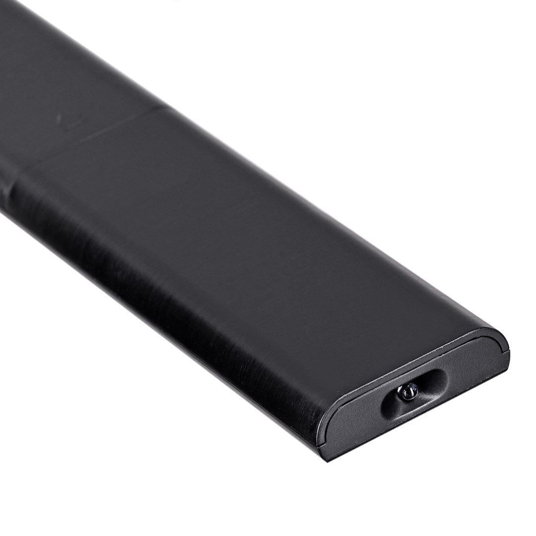 Zbliżenie czarnego, prostokątnego urządzenia. Ma zaokrąglony koniec z małym okrągłym otworem.