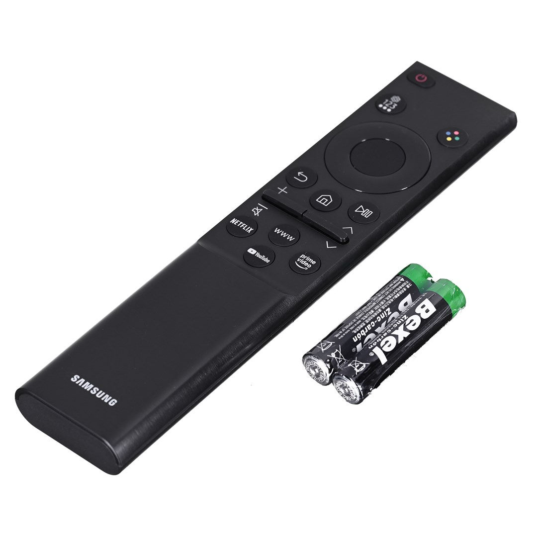 Czarny pilot Samsung z przyciskami i dwie baterie Bexel Zinc-carbon na białej powierzchni.