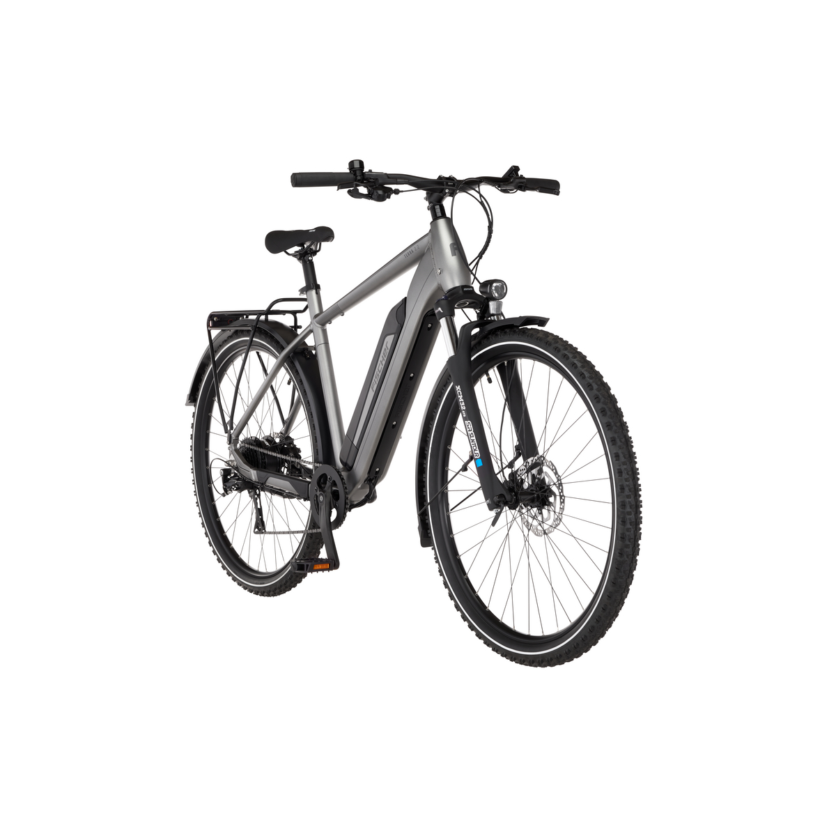 Ein graues Elektrofahrrad mit schwarzen Reifen und Komponenten ist auf weißem Hintergrund isoliert. Das Fahrrad hat einen Akku und Lichter.