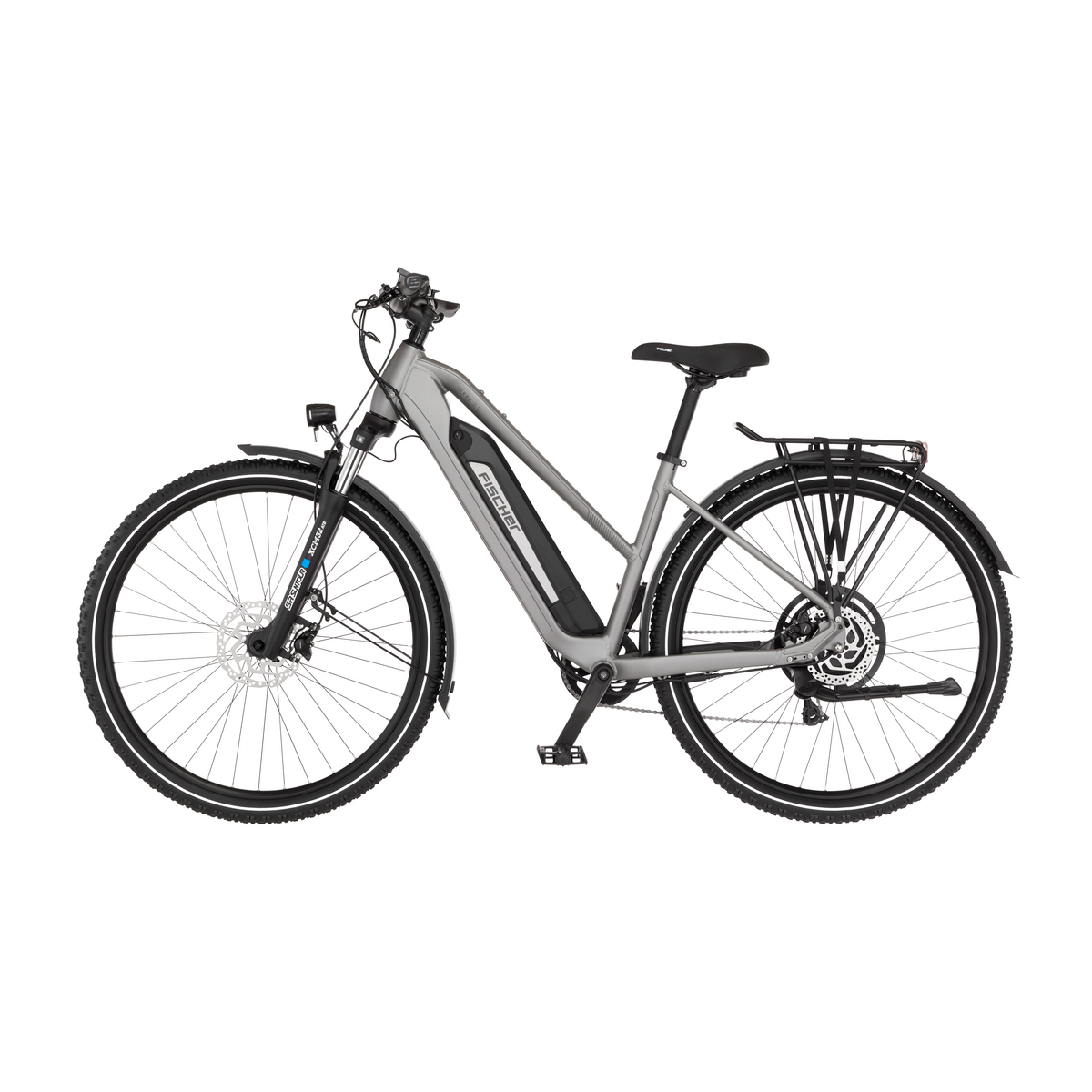 Ein graues Elektrofahrrad mit schwarzen Reifen und einem Akku. Das Fahrrad hat einen schwarzen Sattel, Gepäckträger und Schutzbleche. FISCHER steht auf dem Rahmen.