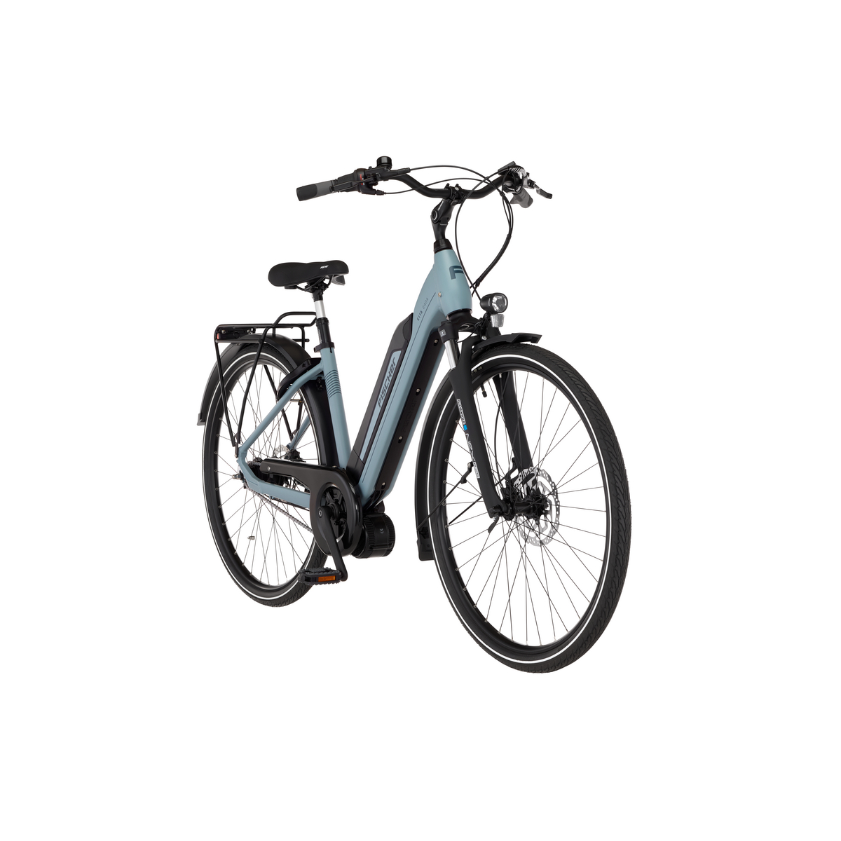 Ein hellblaues Elektrofahrrad wird auf weißem Hintergrund präsentiert. Es hat schwarze Reifen und einen schwarzen Sitz. Der Markenname ist sichtbar.