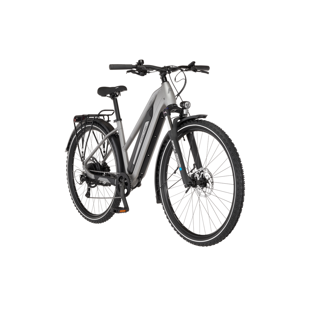 Ein graues Elektrofahrrad mit schwarzen Reifen und Komponenten ist auf weißem Hintergrund isoliert. Es hat einen Gepäckträger, Lichter und Schutzbleche.