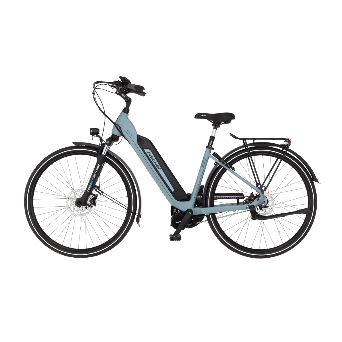 Ein hellblaues Fischer-Elektrofahrrad ist auf Weiß isoliert. Es hat schwarze Reifen, einen schwarzen Sitz und einen Gepäckträger über dem Hinterrad.