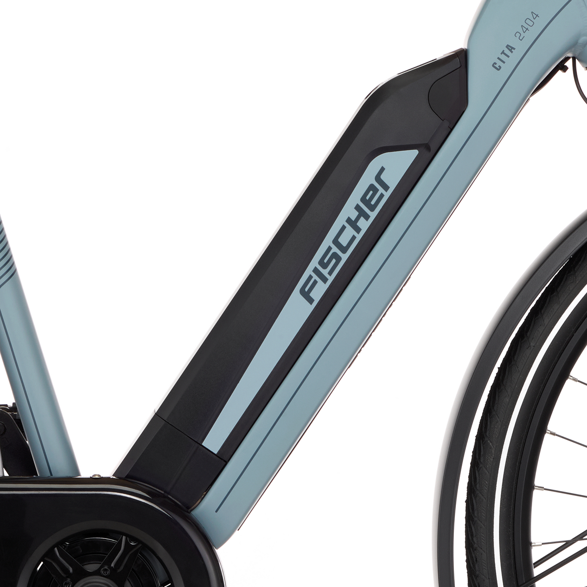 Nahaufnahme eines blau-grauen Elektrofahrrads. FISCHER-Logo und CITA 2404-Text sind sichtbar. Das Fahrrad hat einen schwarzen Akku und Reifen.