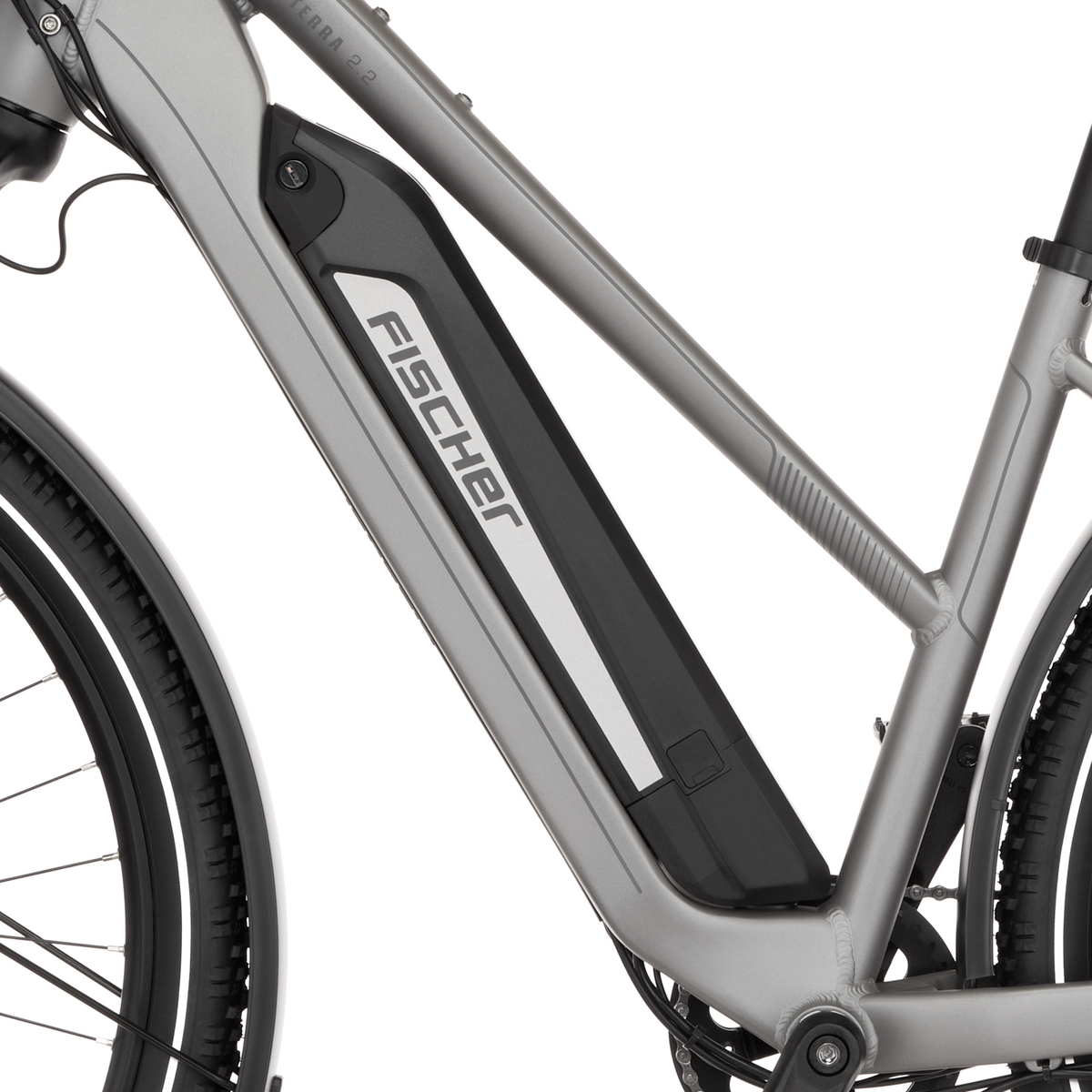 Nahaufnahme eines grauen E-Bike-Rahmens, schwarzer Akku mit 'FISCHER'-Logo, schwarzer Reifen und ein Teil des Rads.