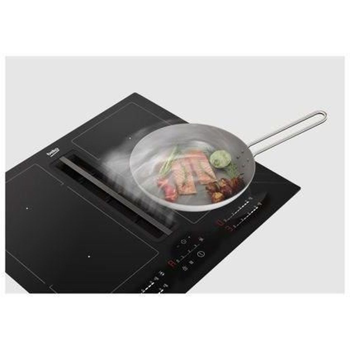 Un piano cottura a induzione nero con una padella con cibo in cottura. Il vapore si alza dalla padella. La padella contiene carne, verdure.