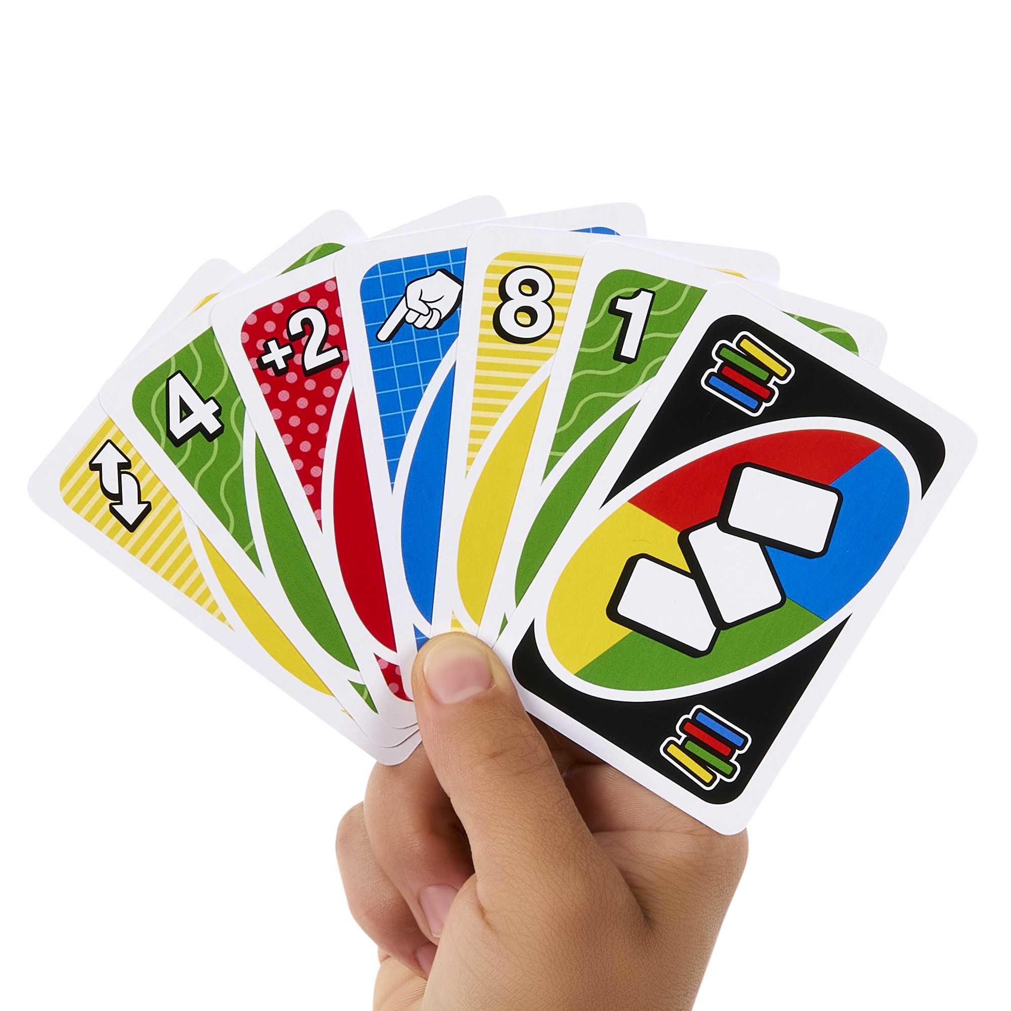 Main tenant un éventail de cartes Uno avec diverses couleurs et chiffres sur fond blanc.