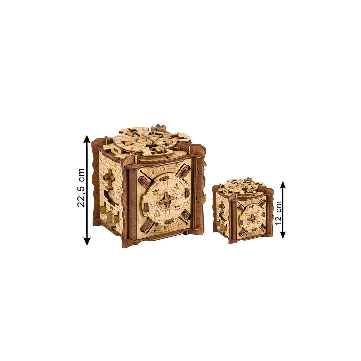 Due scatole di puzzle in legno. La più grande è alta 22,5 cm, la più piccola 12 cm. Entrambe su sfondo bianco.
