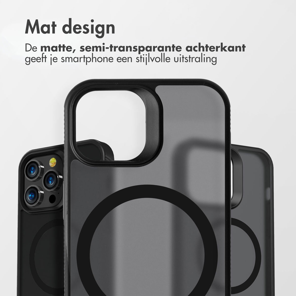 Gros plan de trois coques de téléphone avec un design mat. Les coques sont noires et grises, avec un cercle au dos. Texte en haut.