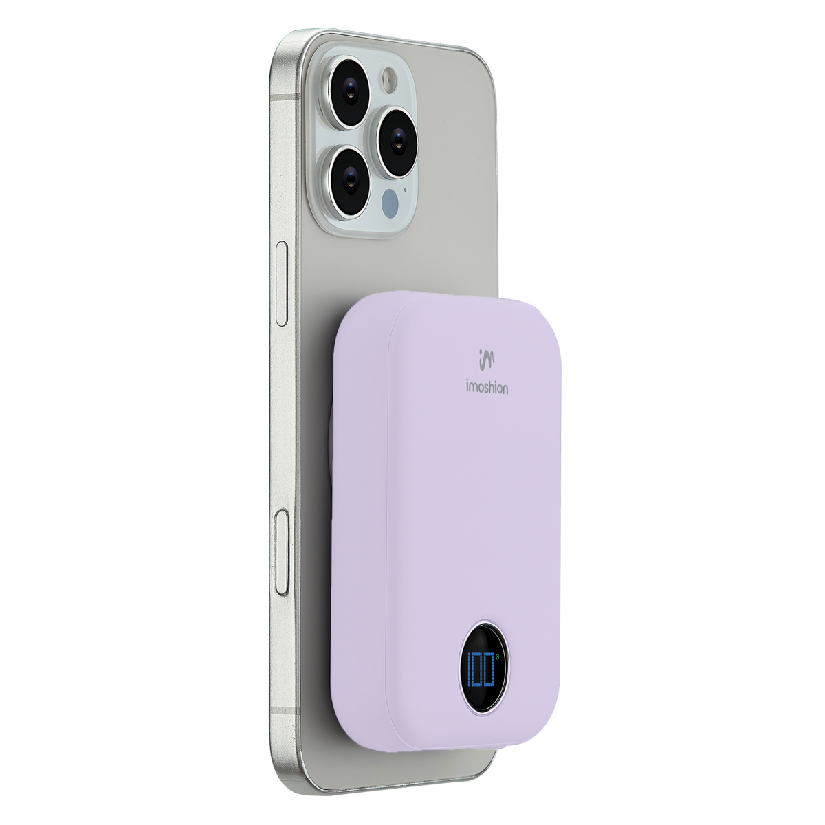Ein silbernes iPhone mit einer hellvioletten Powerbank. Die Powerbank zeigt 100 %. Das Telefon hat drei Kameralinsen.