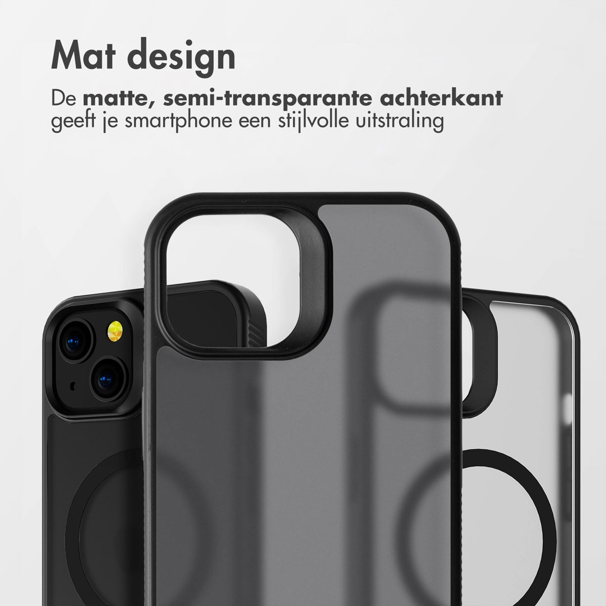 Gros plan de trois étuis de téléphone. Les étuis sont noirs et gris. Le fond est blanc avec du texte : Mat design.