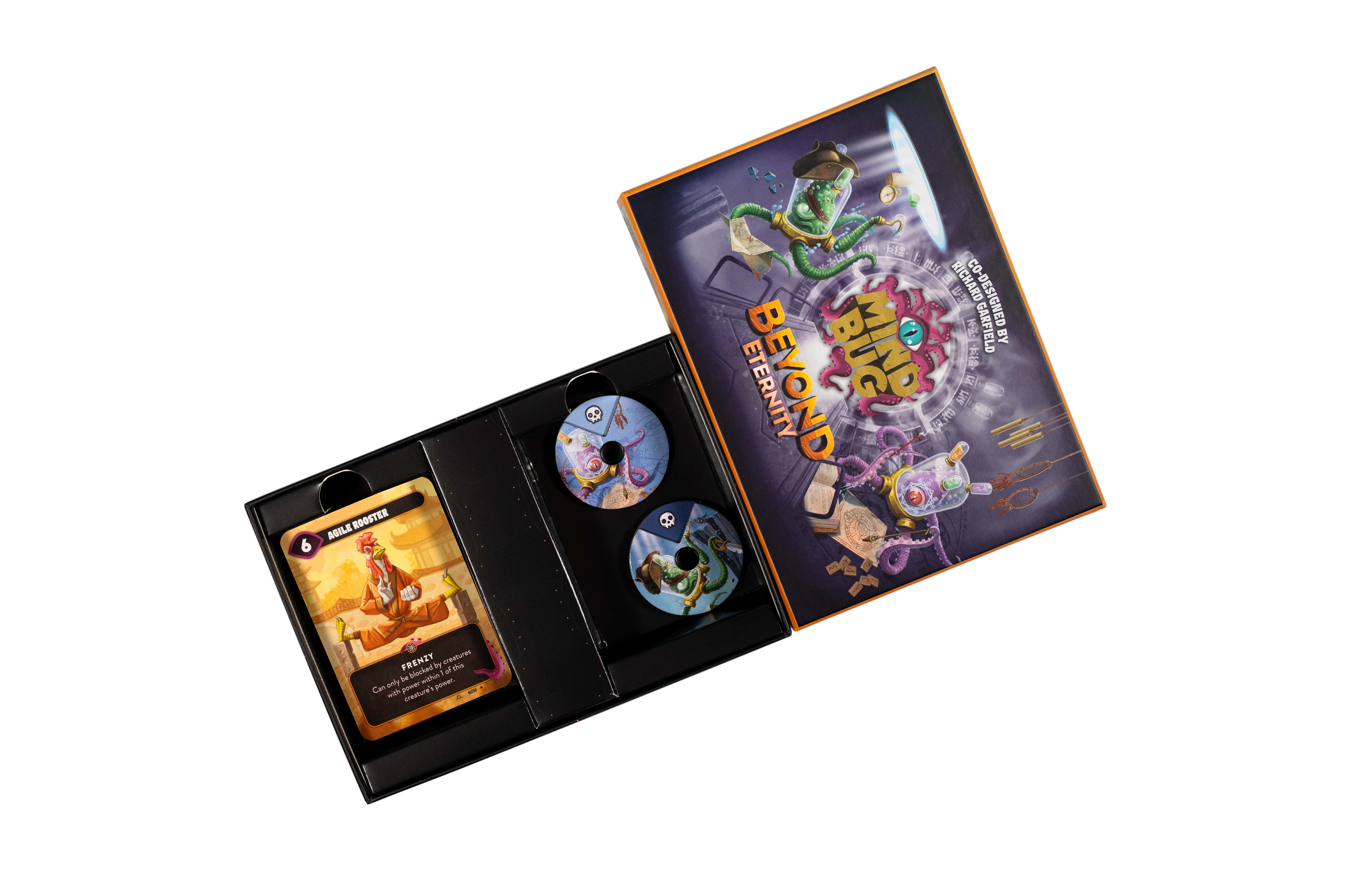 Eine Spielbox, "Mind Bug Beyond Eternity", geöffnet, mit Karten und Scheiben. Hahnenkarte sichtbar.