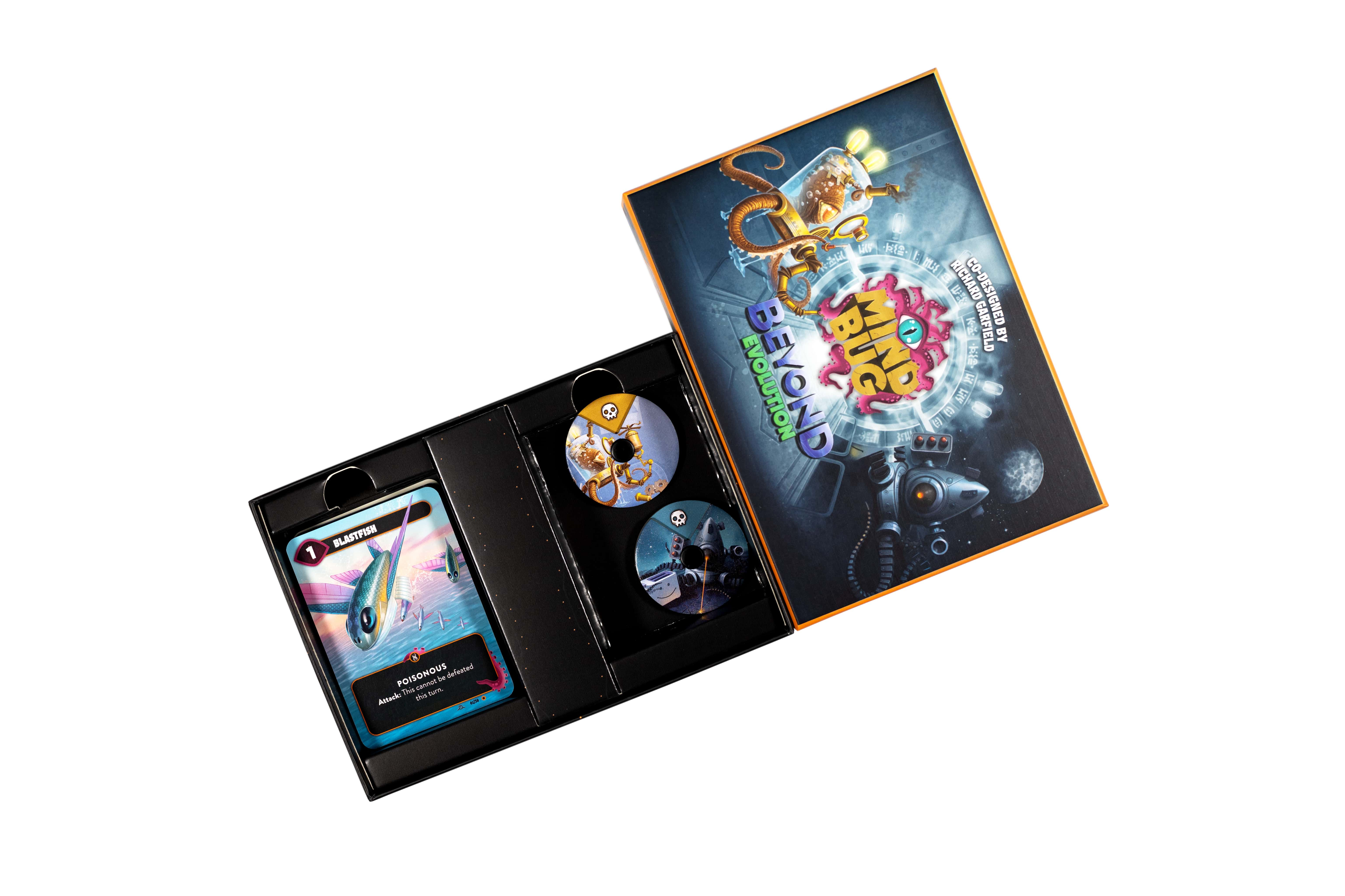 Geöffnete Brettspielbox mit Karten und Spielsteinen. Box-Art zeigt einen Oktopus mit Weltraumthema. Karte mit einem fliegenden Fisch.
