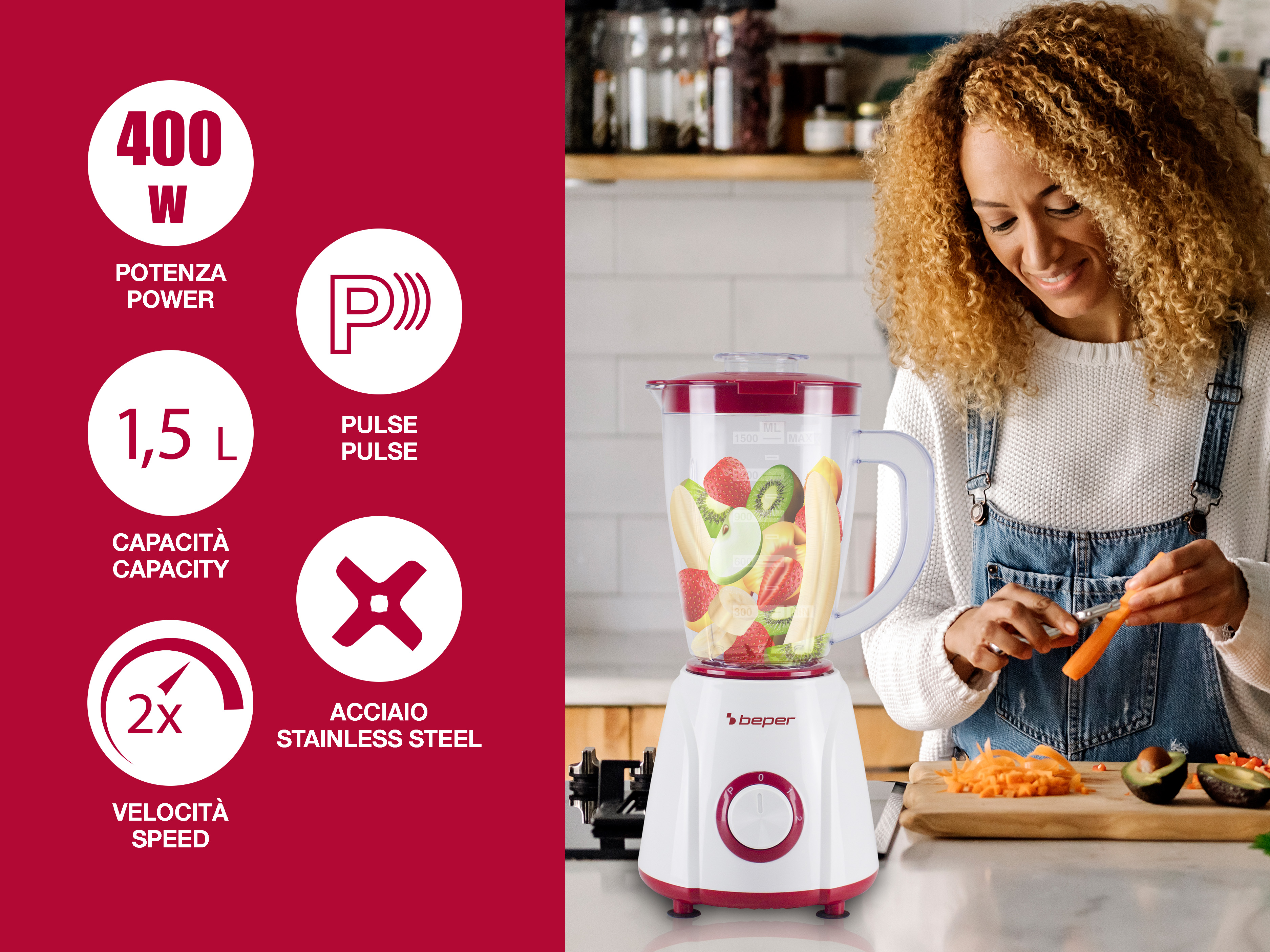Una donna prepara verdure vicino a un frullatore con frutta all'interno. Le icone informative sono a sinistra.