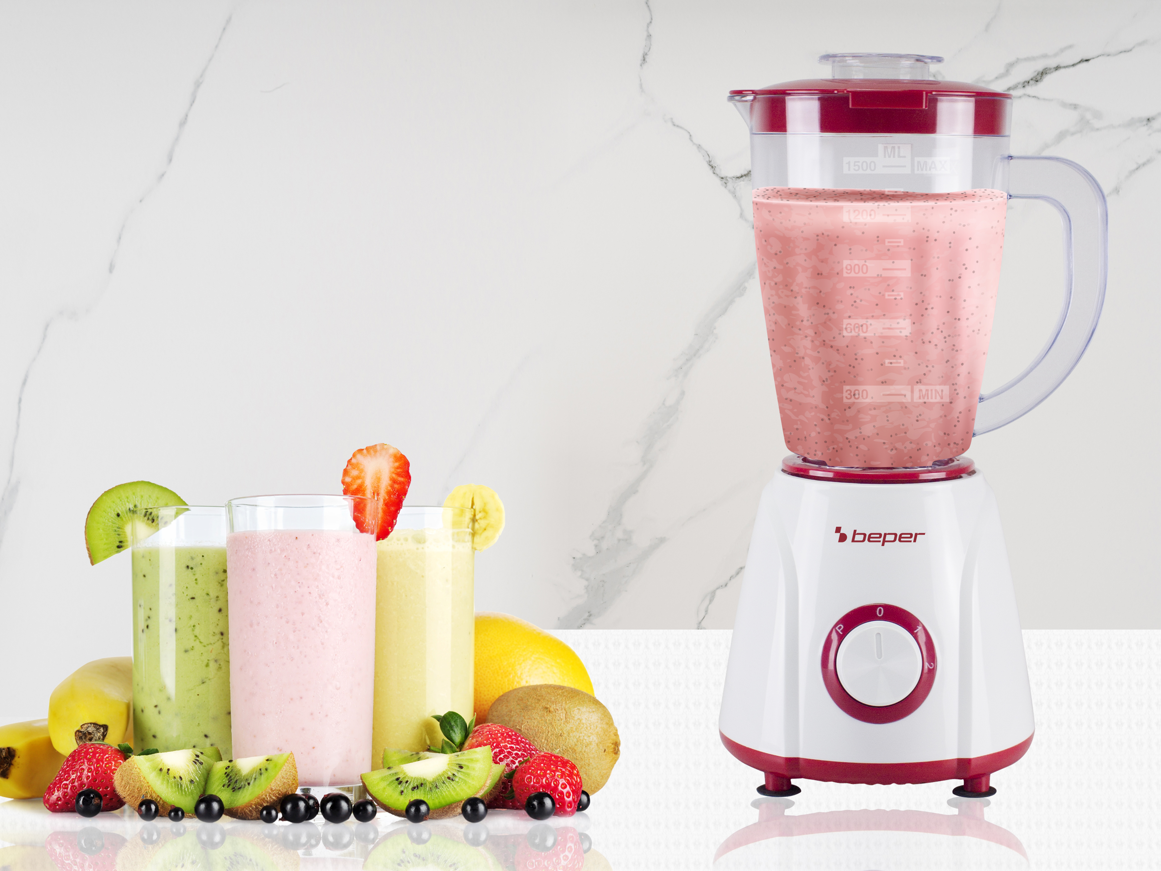 Un frullatore con un frullato rosa, tre frullati in bicchieri e frutta come kiwi e fragole sono disposti.