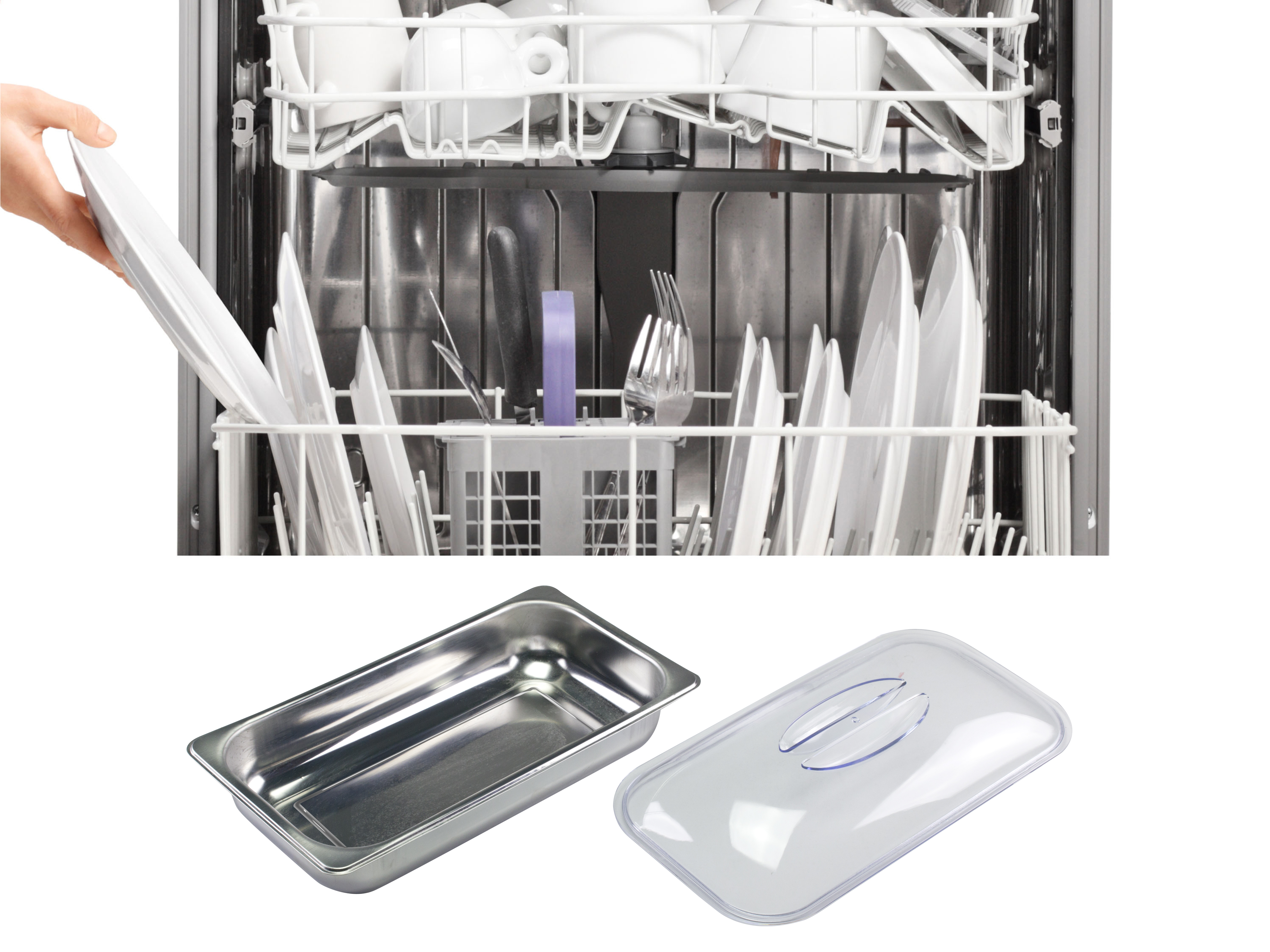 Una mano che mette un piatto bianco in una lavastoviglie. Ci sono piatti all'interno, e un vassoio e un coperchio in acciaio inox sotto.