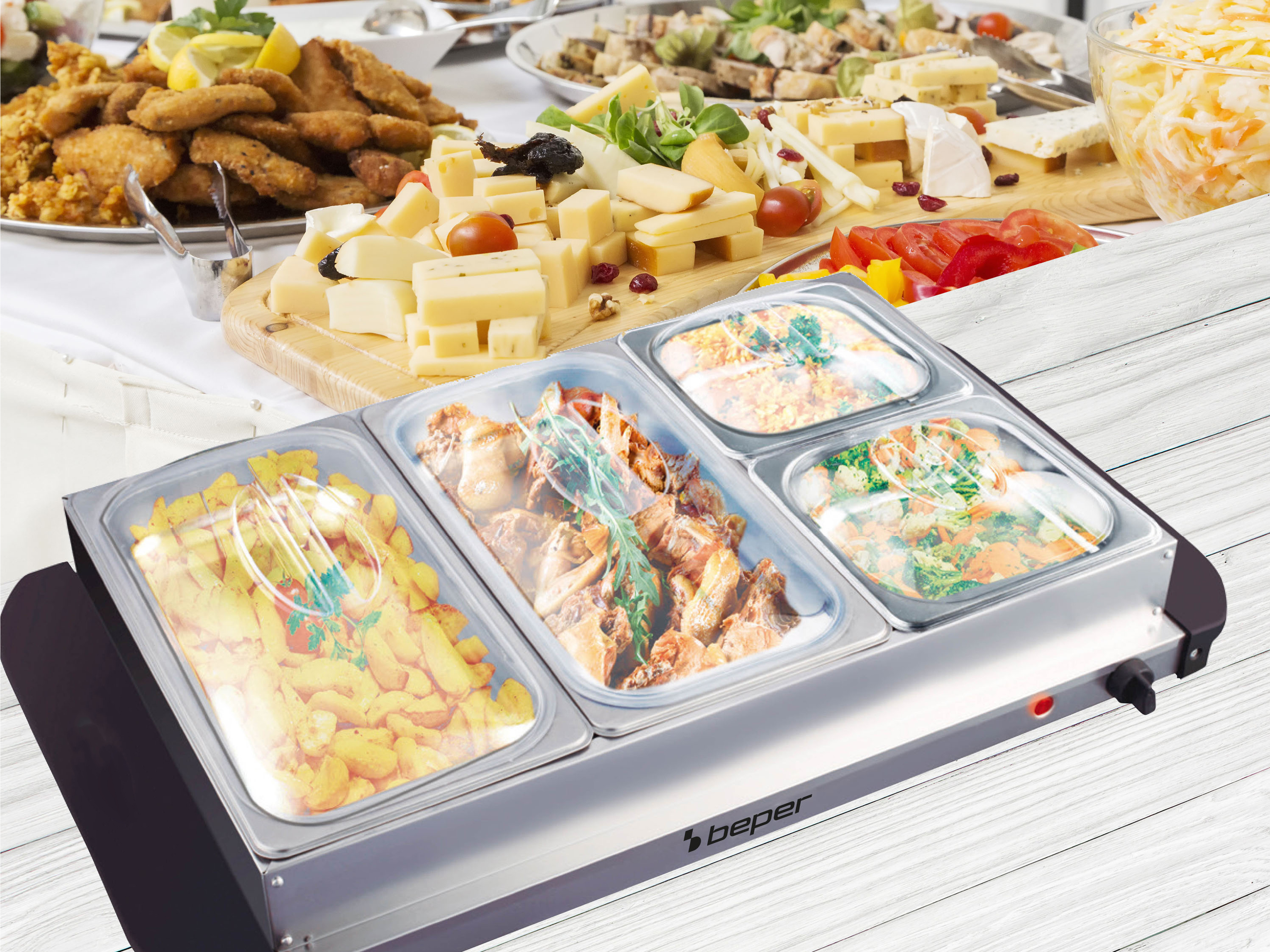 Un buffet con vari cibi: patate fritte, carne, verdure, formaggio e pollo fritto.