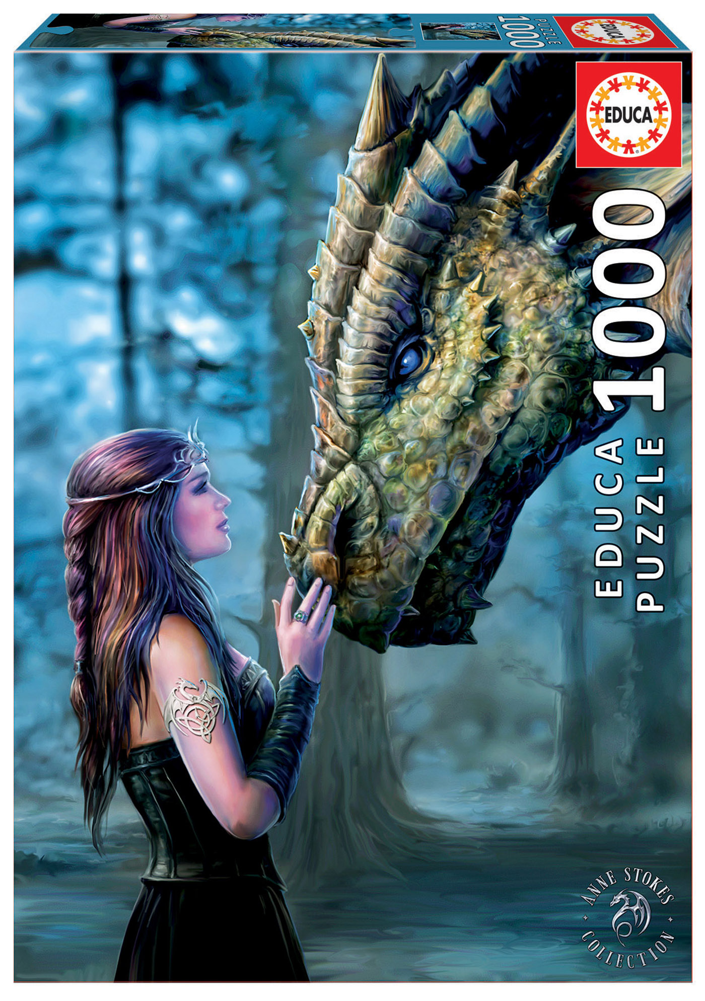 Una donna tocca la faccia di un drago su una scatola di puzzle. Il drago è grande. Lo sfondo mostra una foresta.