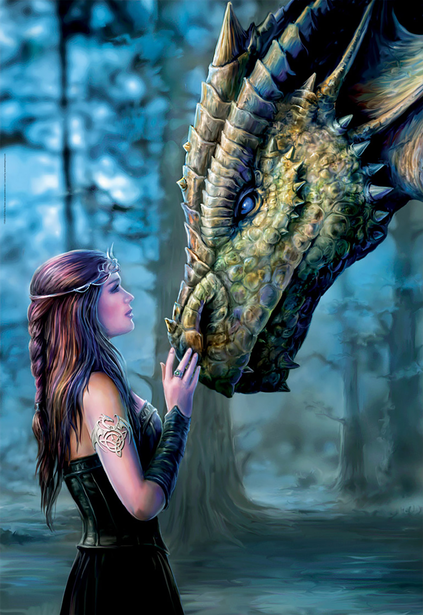 Una donna tocca il muso di un drago in una foresta. Il drago è verde e oro. La donna indossa un abito nero e una corona.