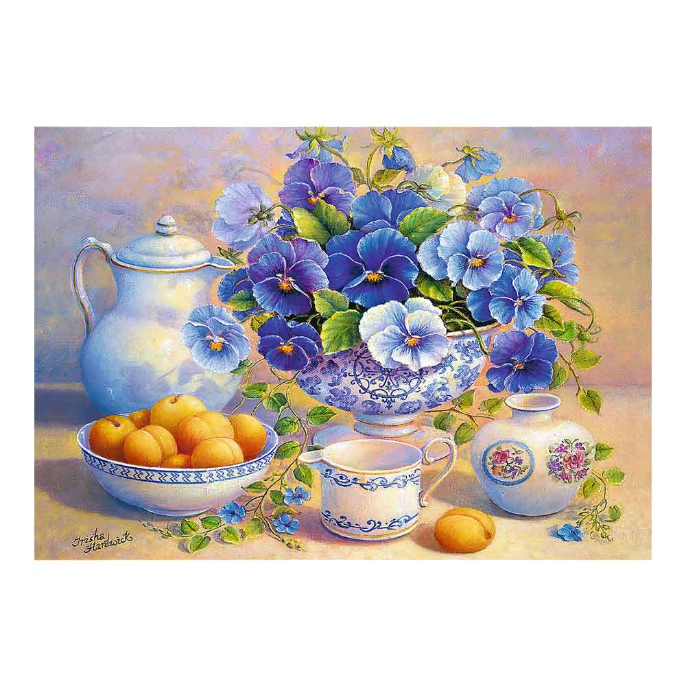 Martwa natura z niebieskimi bratkami w wazonie, morelami w misce, czajnikiem i małym dzbanuszkiem.