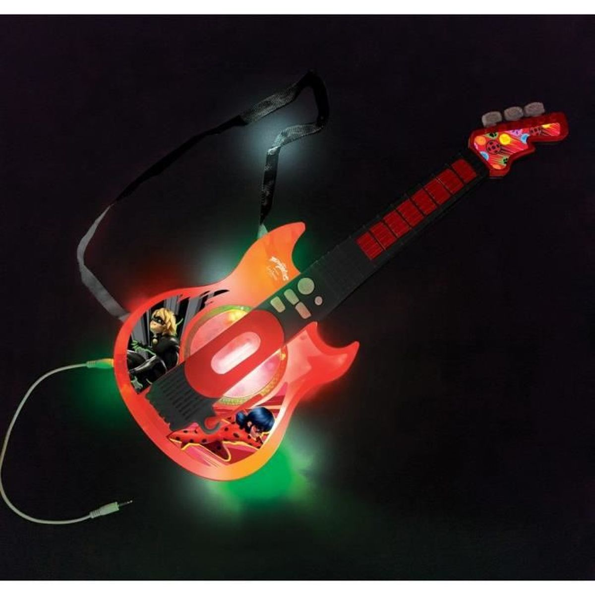 Una guitarra de juguete brillante. Con personajes de Ladybug y Chat Noir. Luces rojas, naranjas y verdes. Fondo negro.