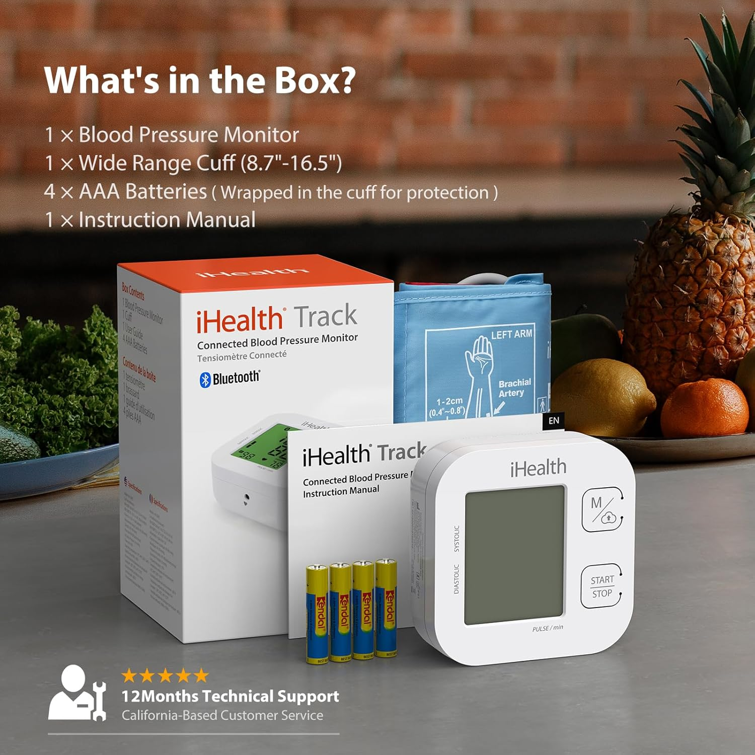 Eine Blutdruckmessgerätbox, Manschette, Batterien und Bedienungsanleitung. Obst und Gemüse im Hintergrund.
