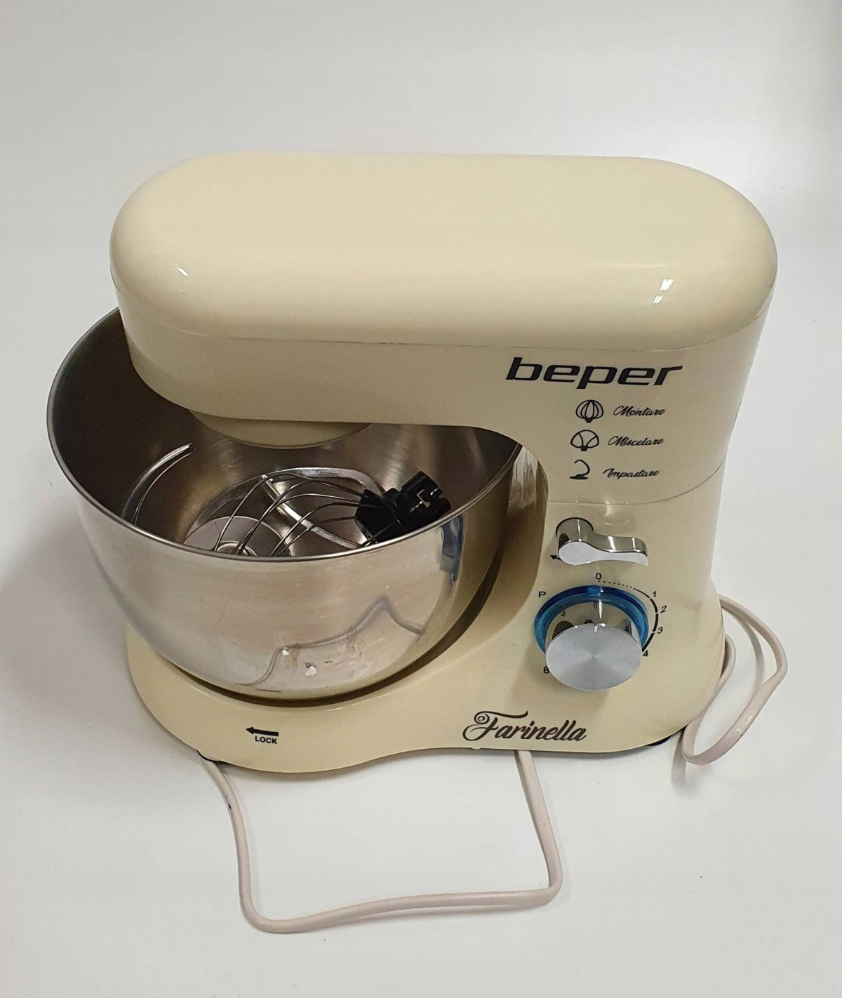 Un robot da cucina Farinella beige con ciotola e accessori in acciaio inossidabile. Il robot ha il logo Beper.