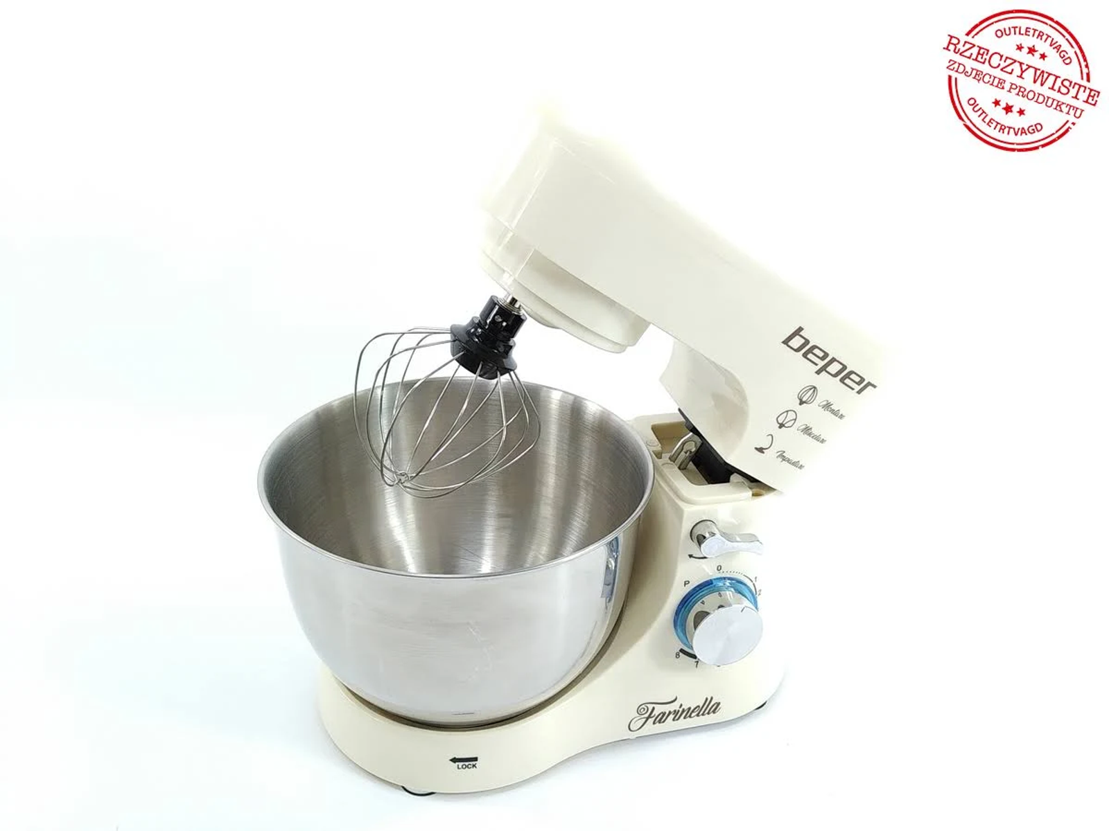 Un robot da cucina Farinella Beper color crema, ciotola in acciaio inossidabile, accessorio frusta. Sfondo bianco. Timbro Outlet Rzeczywiste.