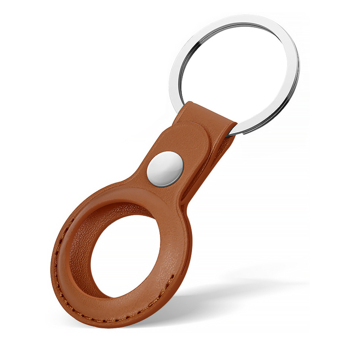 Brązowy skórzany brelok do kluczy ze srebrnym kółkiem. Brelok ma guzik i szwy. Na białym tle.