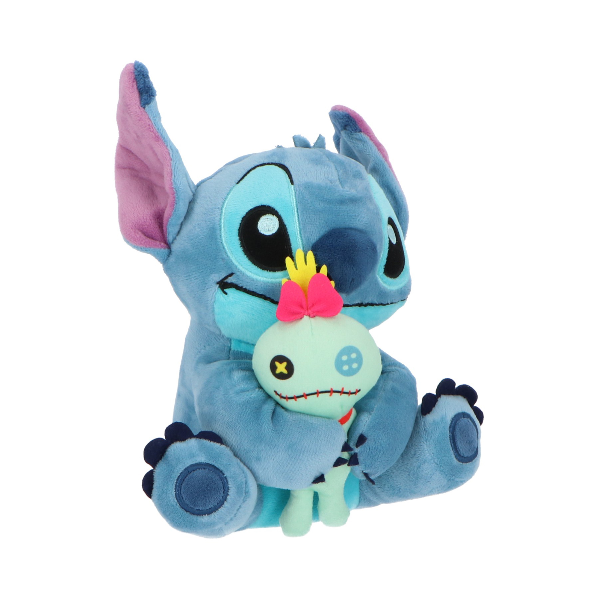 Peluche blu di Stitch che abbraccia una bambola voodoo verde. Entrambi hanno caratteristiche cucite. Lo sfondo è bianco.
