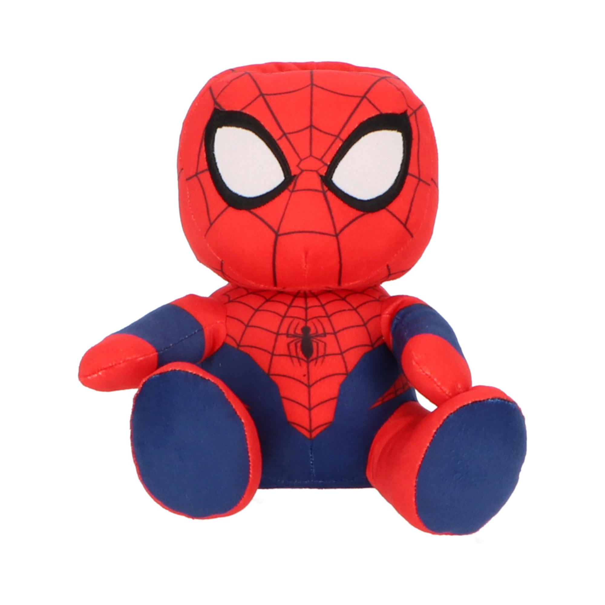 Un peluche di Spider-Man seduto su sfondo bianco. È rosso e blu, con occhi bianchi.
