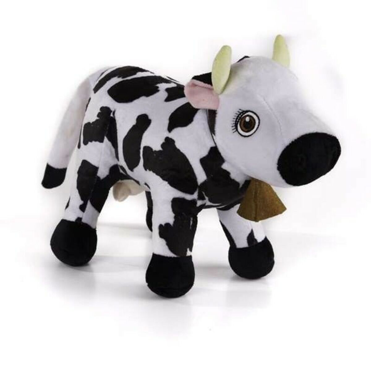 Un juguete de vaca de peluche con manchas blancas y negras, pezuñas negras, una campana marrón y pequeños cuernos amarillos, sobre fondo blanco.