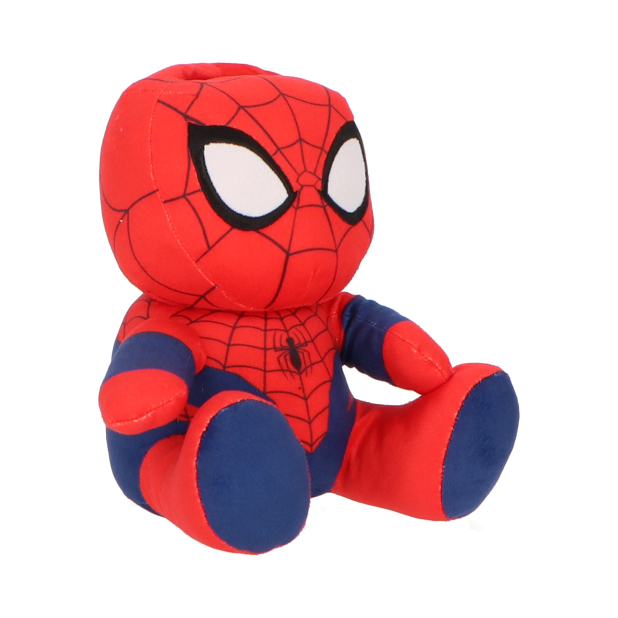 Un peluche di Spider-Man seduto. Ha colori rosso e blu. La testa è rossa con occhi bianchi e linee nere di ragnatela.