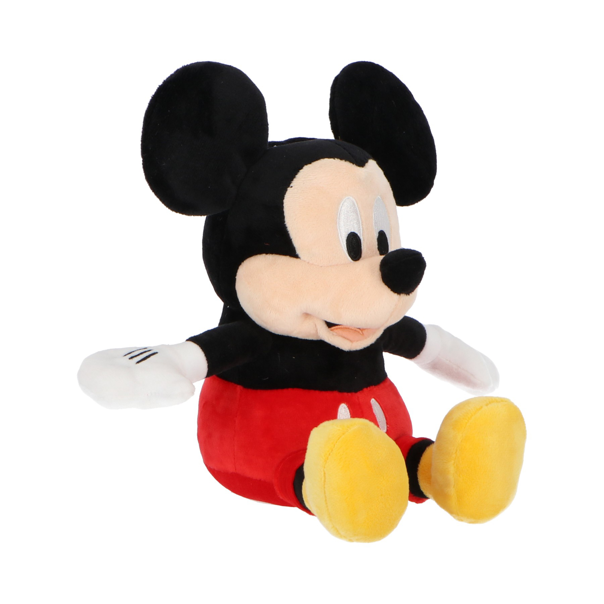 Un peluche di Topolino seduto. Ha orecchie nere, torso nero e rosso, guanti bianchi, scarpe gialle e sfondo bianco.