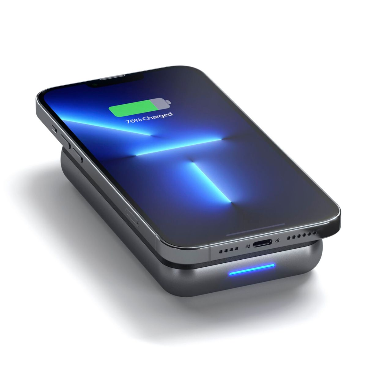 Ein Smartphone wird auf einem kabellosen Ladegerät aufgeladen. Der Bildschirm zeigt 76 % geladen. Das Ladegerät hat ein blaues Licht.