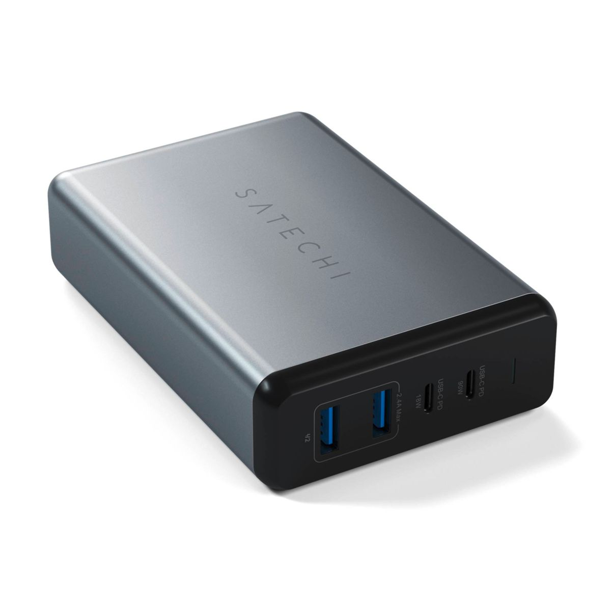 Ein graues Satechi-Ladegerät mit mehreren USB-Anschlüssen. Es hat eine schwarze Vorderseite mit blauen USB-Anschlüssen und weißen Textetiketten.