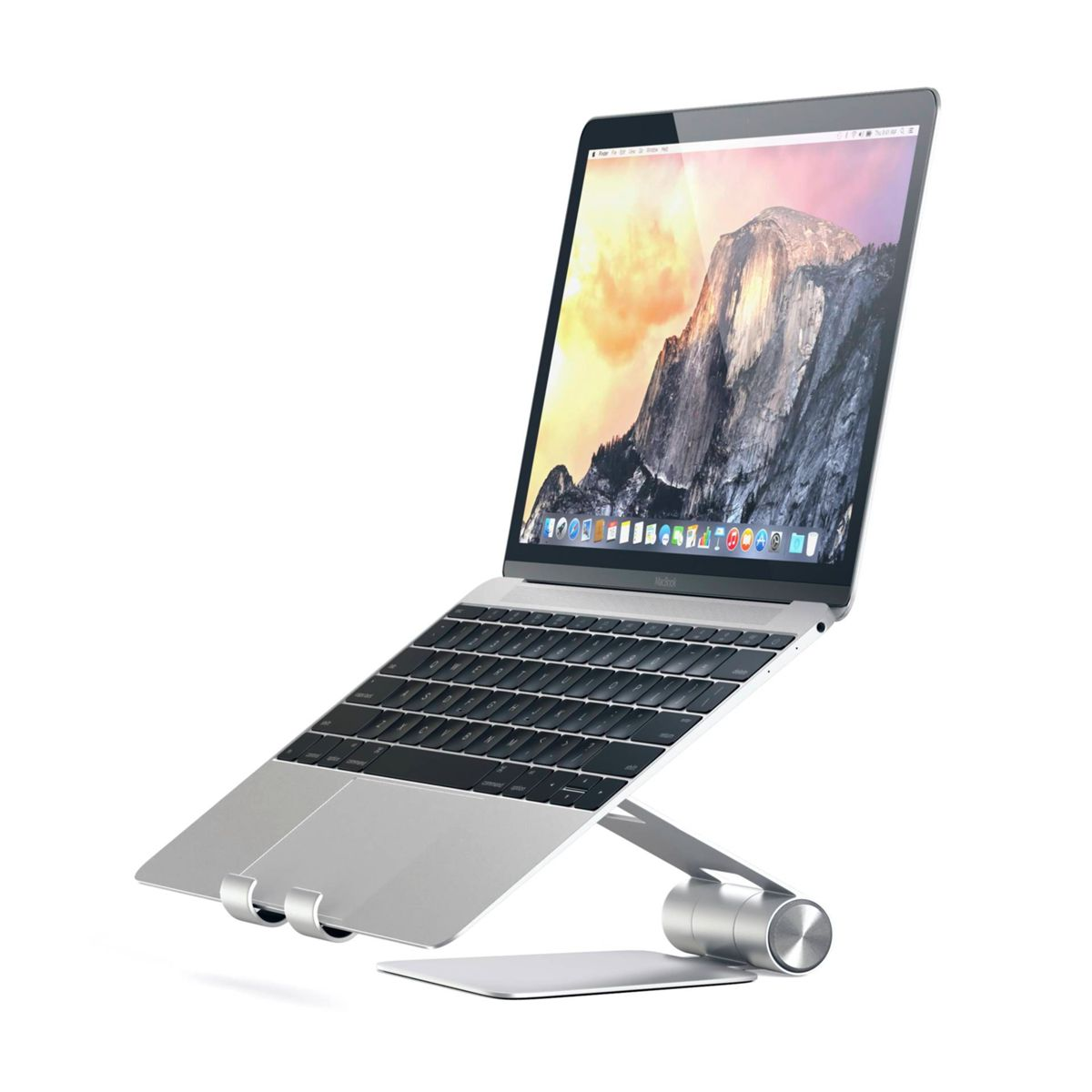 Un laptop MacBook argentato su un supporto, inclinato verso l'alto. Lo schermo mostra una scena di montagna. Anche il supporto è argentato.